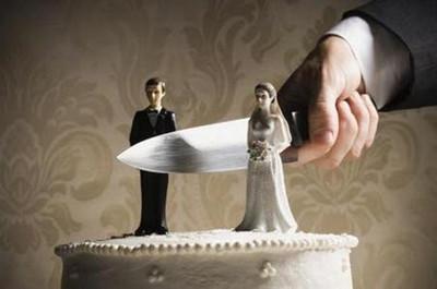 妻子执意离婚，丈夫哀求无果捅伤自己也无法挽救婚姻
