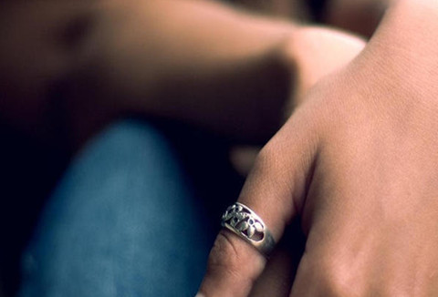 男生左手大拇指戴戒指(男人大拇指戴戒指是什么意思) 男生左手大拇指戴戒指(男人大拇指戴戒指是什么意思)