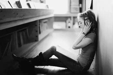 女生暗恋你最准的表现( 女孩看上你的征兆) 女生暗恋你最准的表现( 女孩看上你的征兆)