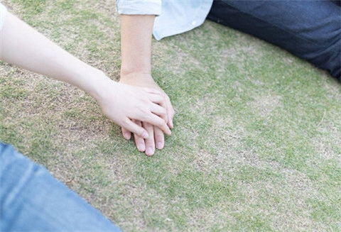 男人爱上一个女人是什么表现?会情不自禁给女人这些东西 男人爱上一个女人是什么表现?会情不自禁给女人这些东西