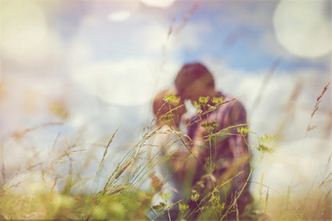 男生刻意避开眼神接触,这一种情况的可能性很大 男生刻意避开眼神接触,这一种情况的可能性很大