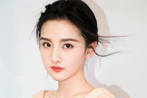 第一次约会送女孩子什么礼物好（第一次约会要带礼物吗）