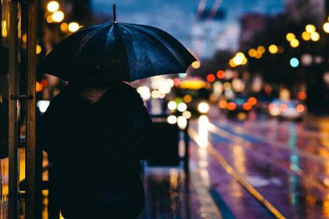 适合下雨天发的朋友圈（适合下雨发的调皮说说）