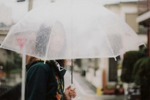 适合下雨天发的朋友圈（适合下雨发的调皮说说）
