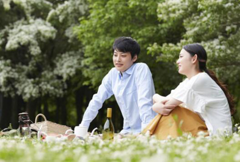 男人见到心动的女人的反应（男人喜欢你的7大表现）