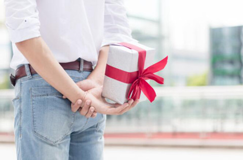 初次见面送女孩什么礼物（送这些才能吸引她）