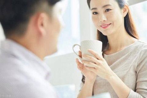 如何跟一个刚认识的女孩聊天（和女生刚认识聊点什么好）
