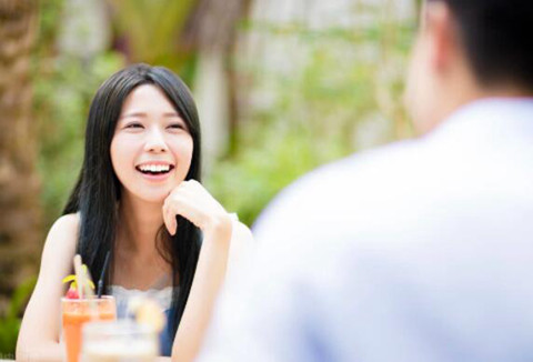 如何跟一个刚认识的女孩聊天（和女生刚认识聊点什么好）