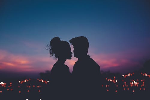 前女友订婚了能挽回吗（三个方法成功挽回女友）