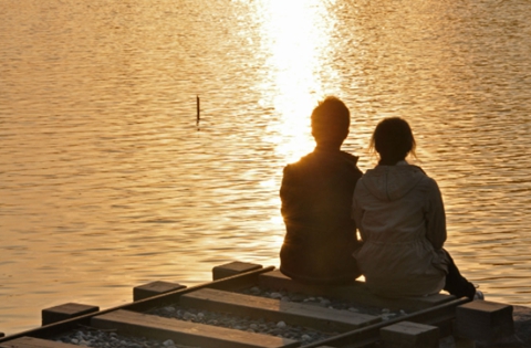 男人一旦对你感到亏欠，会做这些来补偿你