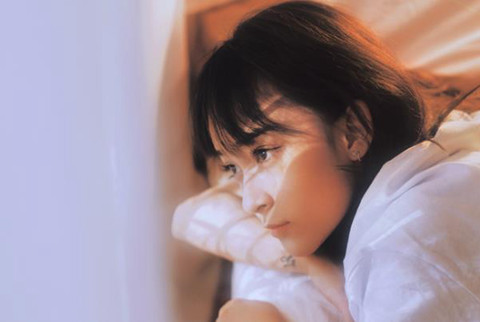 内向女生喜欢男生的表现（内向型女生动情表现）