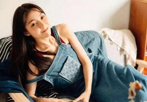 挽回前女友她一直不回信息，可能因为你们分手是因为你给她造成了很难弥补的伤害，如果这种情况你在执意联系对方，很可能会被对方拉黑处理。那挽回前女友她一直不回信息该怎么办呢?    挽回前女友不回消息怎么办 首先，不要去纠结为什么对方不回复你，因为这没有实际意义，只会让你心态失衡。  要知道，当初分手她还愿意保留和你的联系方式，仅仅是因为最后考虑到你们之间毕竟还有过感情，她于心不忍。  那么怎么样发消息，对方才会愿意和你继续聊下去呢?    其实，想要挽回前任，分手之后联系对方并不是一件多么重要的事情，因为如果没有足够的铺垫，就算去联系对方，也不过是在给自己降好感度。  所以，如果你想让你去找对象的时候得到对方的回应，应该做这三件事。  首先，你要认真地找到当初导致你们分手的关键原因。你们在什么事情上的价值观不一样?还有没有调和的可能?这都是需要思考的问题。  其次，你需要去针对导致你们分手的问题，做出真正的努力和改变。口头的承诺，对方已经明显不会买单了，在这个时候，你需要做的事情，是先去改变，然后把你做出改变的成果拿给对方看。对方在这个时候，已经不太可能被你口头的承诺说服了，他只有看到实际的行动，才会考虑你们之间的可能性。  最后，你要去找寻适合你们重新在一起的契机。你现在的需求是和对方重新建立起来联系，甚至复合，那么你有没有考虑过对方的需求是什么呢?其实能推进你们复合最好的时机，就是当对方处在一个寂寞和需要安慰的时候，你正好出现在他的身边。或者说这个时机很难找，那么你也应该抓住一些小的机会去拉近和对方的距离。    想挽回前女友该怎么说 1、因为你热情，我送你太阳;因为你浪漫，我送你星星;因为你诚实，我送你月亮;因为你勤劳，我祝你一生健康、平安。  2、你的幸福，我来建筑，你的糊涂，我来弥补，你的贪图，我来满足，你的任性我来让步，爱你，非我莫属。  3、上帝问我，你最爱的是什么，我说当我把这个短信发出，第个收到的人就是我的最爱，你收到没。  4、怎样无尽的长夜，都不要忘记你身边的我是不灭的火苗，点燃你心中每一个希望，一生一世为你起舞跳跃。  5、曾经你是我最美丽的初恋，如今却是我无法忘记的记忆，为何佛祖不能给我们那美丽的结局?!却让我一生长相忆!  6、我若是玫瑰将奉献芳芬;我若是太阳将奉献温馨;我若是钻石将奉献永恒…可我什么也不是，只能说声：我爱你!  7、我该怎样对你呢?没有你，我就像离开水的鱼，一句对不起能不能让你清醒，爱是快乐的事情，还能不能再一起游来游去?  8、 人只有在失去的时候，才真真懂得拥有的价值。我不想你有价值，更不想失去你。    9、 不晓得你当初怎么，我从头至尾不转变，每次闻声看见你，我的情感都会无奈把持，盼望你能给我机遇跟你从新开端。  10、 若无宽恕，生命将被无休止的仇恨和报复所控制。  11、 心里好紧张，给你发短信时，我不知道等待我的是什么。亲爱的，我多么需要你，我多么想为你努力，让你幸福。现在的人又有多少能和我一样宠你呢?好怕你以后不开心，遇人不慎。我想用一辈子的时间去把你当宝贝，呵护你，让你开心。  12、向往有一天看见神秘的雨后彩虹，不期相遇、没有风、没有雨、只有你我在雨中散步。风中相拥。  13、我总要求你给我希望，但我又给了你多少?我一直在反思自己。我要战胜惰性,学会。现在自学踢踏舞，就是铁达尼上杰克和露丝手挽手跳的那种，其实我有很多梦想，现在就是开始。  14、我知道你恨我今后我会在你的生活里消失不再打扰你在你想起我们的快乐时,  15、人是渺小的;世界是渺小的;宇宙也不过是无数渺小的组合――我对你的思念却是亿万个宇宙的集合――我爱你，知道吗?