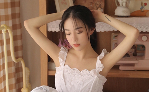 挽回前女友她一直不回信息，可能因为你们分手是因为你给她造成了很难弥补的伤害，如果这种情况你在执意联系对方，很可能会被对方拉黑处理。那挽回前女友她一直不回信息该怎么办呢?    挽回前女友不回消息怎么办 首先，不要去纠结为什么对方不回复你，因为这没有实际意义，只会让你心态失衡。  要知道，当初分手她还愿意保留和你的联系方式，仅仅是因为最后考虑到你们之间毕竟还有过感情，她于心不忍。  那么怎么样发消息，对方才会愿意和你继续聊下去呢?    其实，想要挽回前任，分手之后联系对方并不是一件多么重要的事情，因为如果没有足够的铺垫，就算去联系对方，也不过是在给自己降好感度。  所以，如果你想让你去找对象的时候得到对方的回应，应该做这三件事。  首先，你要认真地找到当初导致你们分手的关键原因。你们在什么事情上的价值观不一样?还有没有调和的可能?这都是需要思考的问题。  其次，你需要去针对导致你们分手的问题，做出真正的努力和改变。口头的承诺，对方已经明显不会买单了，在这个时候，你需要做的事情，是先去改变，然后把你做出改变的成果拿给对方看。对方在这个时候，已经不太可能被你口头的承诺说服了，他只有看到实际的行动，才会考虑你们之间的可能性。  最后，你要去找寻适合你们重新在一起的契机。你现在的需求是和对方重新建立起来联系，甚至复合，那么你有没有考虑过对方的需求是什么呢?其实能推进你们复合最好的时机，就是当对方处在一个寂寞和需要安慰的时候，你正好出现在他的身边。或者说这个时机很难找，那么你也应该抓住一些小的机会去拉近和对方的距离。    想挽回前女友该怎么说 1、因为你热情，我送你太阳;因为你浪漫，我送你星星;因为你诚实，我送你月亮;因为你勤劳，我祝你一生健康、平安。  2、你的幸福，我来建筑，你的糊涂，我来弥补，你的贪图，我来满足，你的任性我来让步，爱你，非我莫属。  3、上帝问我，你最爱的是什么，我说当我把这个短信发出，第个收到的人就是我的最爱，你收到没。  4、怎样无尽的长夜，都不要忘记你身边的我是不灭的火苗，点燃你心中每一个希望，一生一世为你起舞跳跃。  5、曾经你是我最美丽的初恋，如今却是我无法忘记的记忆，为何佛祖不能给我们那美丽的结局?!却让我一生长相忆!  6、我若是玫瑰将奉献芳芬;我若是太阳将奉献温馨;我若是钻石将奉献永恒…可我什么也不是，只能说声：我爱你!  7、我该怎样对你呢?没有你，我就像离开水的鱼，一句对不起能不能让你清醒，爱是快乐的事情，还能不能再一起游来游去?  8、 人只有在失去的时候，才真真懂得拥有的价值。我不想你有价值，更不想失去你。    9、 不晓得你当初怎么，我从头至尾不转变，每次闻声看见你，我的情感都会无奈把持，盼望你能给我机遇跟你从新开端。  10、 若无宽恕，生命将被无休止的仇恨和报复所控制。  11、 心里好紧张，给你发短信时，我不知道等待我的是什么。亲爱的，我多么需要你，我多么想为你努力，让你幸福。现在的人又有多少能和我一样宠你呢?好怕你以后不开心，遇人不慎。我想用一辈子的时间去把你当宝贝，呵护你，让你开心。  12、向往有一天看见神秘的雨后彩虹，不期相遇、没有风、没有雨、只有你我在雨中散步。风中相拥。  13、我总要求你给我希望，但我又给了你多少?我一直在反思自己。我要战胜惰性,学会。现在自学踢踏舞，就是铁达尼上杰克和露丝手挽手跳的那种，其实我有很多梦想，现在就是开始。  14、我知道你恨我今后我会在你的生活里消失不再打扰你在你想起我们的快乐时,  15、人是渺小的;世界是渺小的;宇宙也不过是无数渺小的组合――我对你的思念却是亿万个宇宙的集合――我爱你，知道吗?