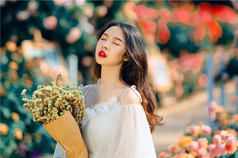 挽回前女友她一直不回信息，可能因为你们分手是因为你给她造成了很难弥补的伤害，如果这种情况你在执意联系对方，很可能会被对方拉黑处理。那挽回前女友她一直不回信息该怎么办呢?    挽回前女友不回消息怎么办 首先，不要去纠结为什么对方不回复你，因为这没有实际意义，只会让你心态失衡。  要知道，当初分手她还愿意保留和你的联系方式，仅仅是因为最后考虑到你们之间毕竟还有过感情，她于心不忍。  那么怎么样发消息，对方才会愿意和你继续聊下去呢?    其实，想要挽回前任，分手之后联系对方并不是一件多么重要的事情，因为如果没有足够的铺垫，就算去联系对方，也不过是在给自己降好感度。  所以，如果你想让你去找对象的时候得到对方的回应，应该做这三件事。  首先，你要认真地找到当初导致你们分手的关键原因。你们在什么事情上的价值观不一样?还有没有调和的可能?这都是需要思考的问题。  其次，你需要去针对导致你们分手的问题，做出真正的努力和改变。口头的承诺，对方已经明显不会买单了，在这个时候，你需要做的事情，是先去改变，然后把你做出改变的成果拿给对方看。对方在这个时候，已经不太可能被你口头的承诺说服了，他只有看到实际的行动，才会考虑你们之间的可能性。  最后，你要去找寻适合你们重新在一起的契机。你现在的需求是和对方重新建立起来联系，甚至复合，那么你有没有考虑过对方的需求是什么呢?其实能推进你们复合最好的时机，就是当对方处在一个寂寞和需要安慰的时候，你正好出现在他的身边。或者说这个时机很难找，那么你也应该抓住一些小的机会去拉近和对方的距离。    想挽回前女友该怎么说 1、因为你热情，我送你太阳;因为你浪漫，我送你星星;因为你诚实，我送你月亮;因为你勤劳，我祝你一生健康、平安。  2、你的幸福，我来建筑，你的糊涂，我来弥补，你的贪图，我来满足，你的任性我来让步，爱你，非我莫属。  3、上帝问我，你最爱的是什么，我说当我把这个短信发出，第个收到的人就是我的最爱，你收到没。  4、怎样无尽的长夜，都不要忘记你身边的我是不灭的火苗，点燃你心中每一个希望，一生一世为你起舞跳跃。  5、曾经你是我最美丽的初恋，如今却是我无法忘记的记忆，为何佛祖不能给我们那美丽的结局?!却让我一生长相忆!  6、我若是玫瑰将奉献芳芬;我若是太阳将奉献温馨;我若是钻石将奉献永恒…可我什么也不是，只能说声：我爱你!  7、我该怎样对你呢?没有你，我就像离开水的鱼，一句对不起能不能让你清醒，爱是快乐的事情，还能不能再一起游来游去?  8、 人只有在失去的时候，才真真懂得拥有的价值。我不想你有价值，更不想失去你。    9、 不晓得你当初怎么，我从头至尾不转变，每次闻声看见你，我的情感都会无奈把持，盼望你能给我机遇跟你从新开端。  10、 若无宽恕，生命将被无休止的仇恨和报复所控制。  11、 心里好紧张，给你发短信时，我不知道等待我的是什么。亲爱的，我多么需要你，我多么想为你努力，让你幸福。现在的人又有多少能和我一样宠你呢?好怕你以后不开心，遇人不慎。我想用一辈子的时间去把你当宝贝，呵护你，让你开心。  12、向往有一天看见神秘的雨后彩虹，不期相遇、没有风、没有雨、只有你我在雨中散步。风中相拥。  13、我总要求你给我希望，但我又给了你多少?我一直在反思自己。我要战胜惰性,学会。现在自学踢踏舞，就是铁达尼上杰克和露丝手挽手跳的那种，其实我有很多梦想，现在就是开始。  14、我知道你恨我今后我会在你的生活里消失不再打扰你在你想起我们的快乐时,  15、人是渺小的;世界是渺小的;宇宙也不过是无数渺小的组合――我对你的思念却是亿万个宇宙的集合――我爱你，知道吗?