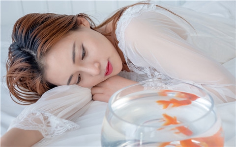女人婚外恋结束了很痛苦怎么办（如何熬过）