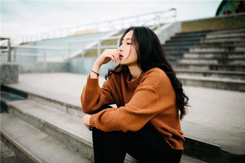 一个女人深爱一个男人是什么样（往往会有这些表现）