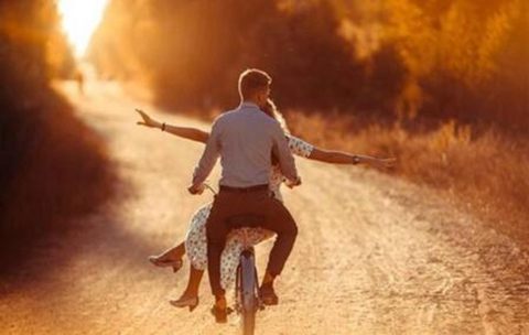 男人心疼什么样的情人，简单两招教你掌握男人的心