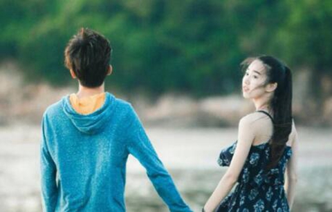 男生主动十指扣的含义，代表他很在乎你