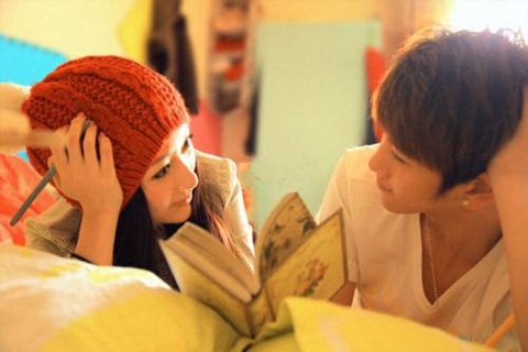 男生主动十指扣的含义，代表他很在乎你