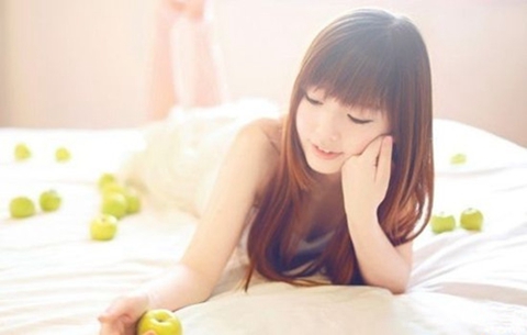 女人对一个男人一见钟情的表现，藏不住这些细节表现