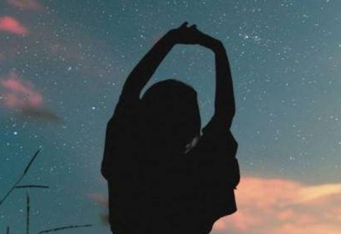玩你的男人会每天联系你吗？这三种方式证明他对你不是真心