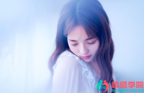 水瓶座的女人出轨的表现？