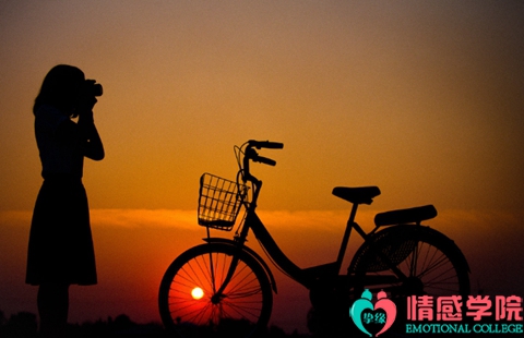 已婚女人出轨的表现？