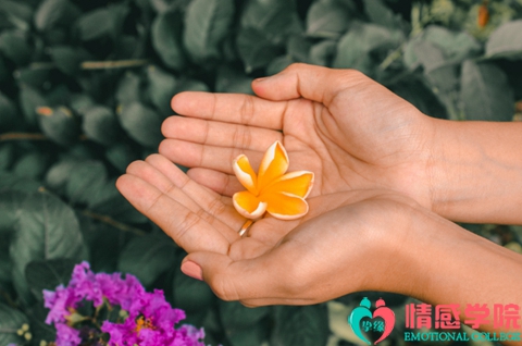 分手后怎么让对方主动联系你？