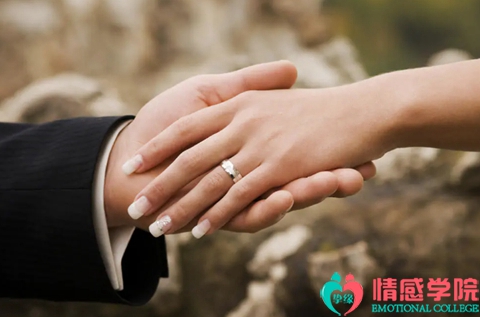 老公出轨后想挽回的表现？