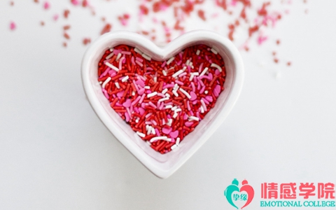 异地恋老公出轨的表现？